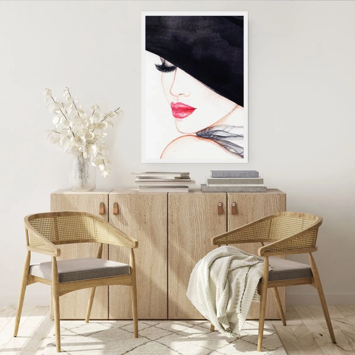 Póster - Retrato de una mujer con sombrero negro y labios rojos. - 50x70cm - Elegancia y sensualidad - Decoración de pared moderna para salón y dormitorio ARTTOR