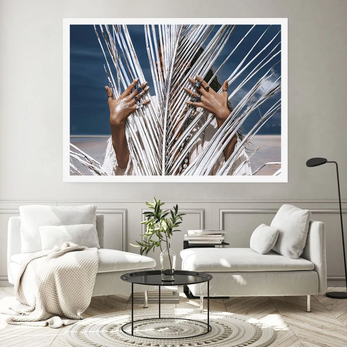 Póster - Una mujer escondida detrás de hojas de palma con anillos en sus manos. - 100x70cm - ¿La mujer chamana? - Decoración de pared moderna para salón y dormitorio ARTTOR