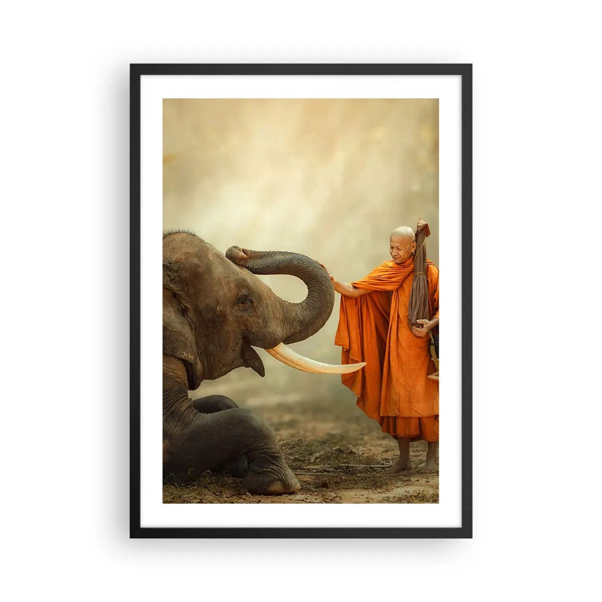 Póster en marco negro - Un monje con una túnica naranja con un elefante al fondo. - 50x70cm - Un encuentro en un viaje - Decoración de pared moderna para salón y dormitorio ARTTOR