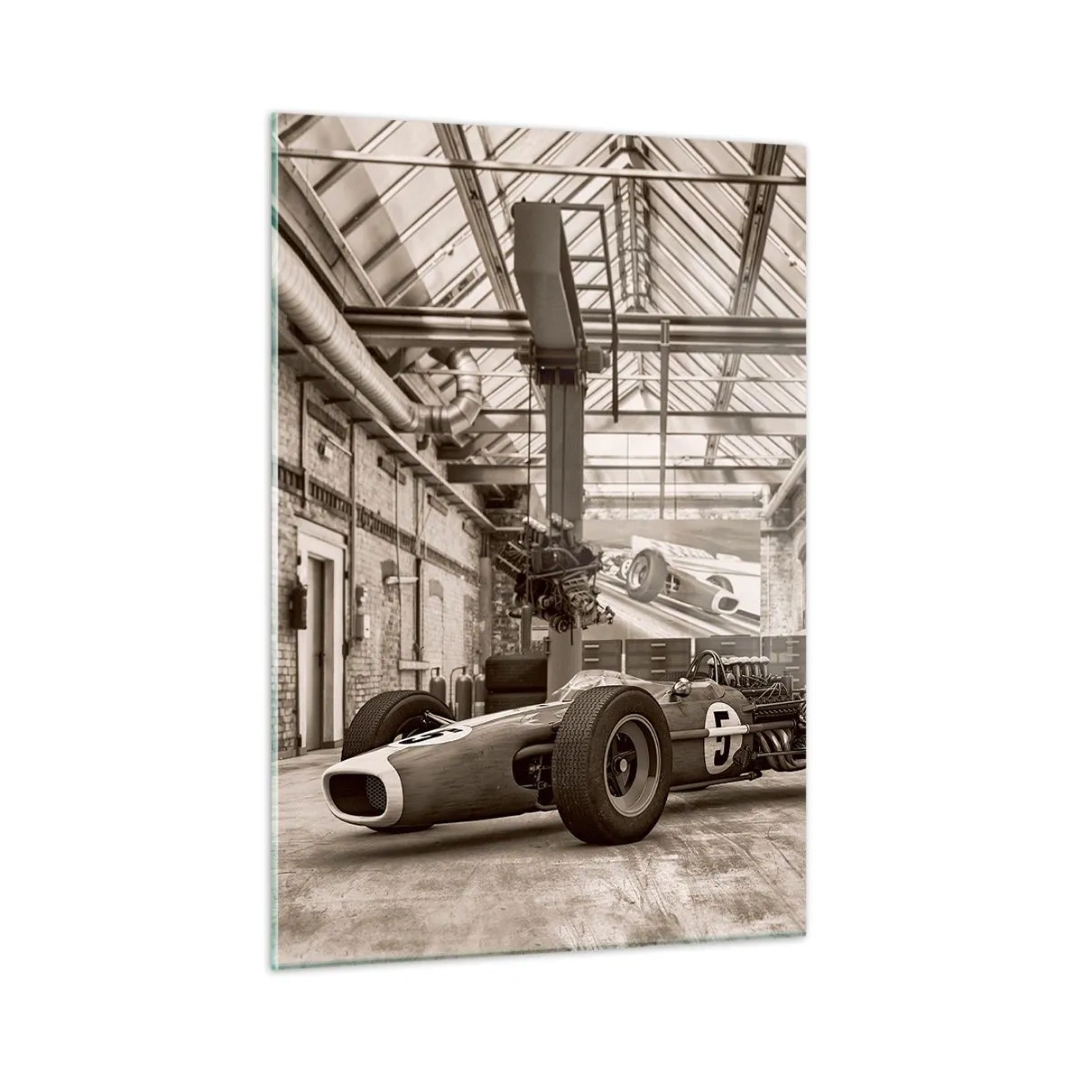 Cuadro sobre vidrio - Impresiones sobre Vidrio - Un coche de carreras clásico en una nave industrial. - 50x70cm - El descanso del vencedor - Decoración de pared moderna para salón y dormitorio ARTTOR