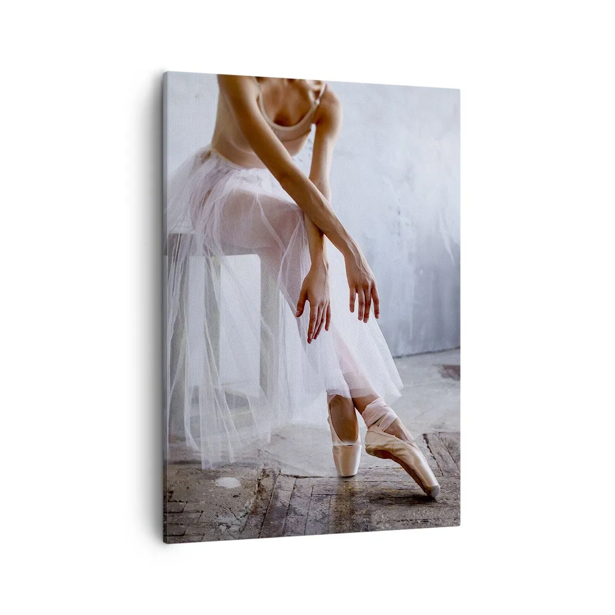 Cuadro sobre lienzo - Impresión de Imagen - Una bailarina en una pose delicada sobre un fondo industrial. - 50x70cm - Antes de que brillen las luces del escenario - Decoración de pared moderna para salón y dormitorio ARTTOR