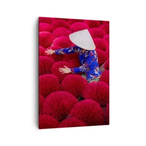 Cuadro sobre lienzo - Impresión de Imagen - Una mujer con un sombrero tradicional entre varillas de incienso rojo. - 50x70cm - En un campo de arroz - Decoración de pared moderna para salón y dormitorio ARTTOR