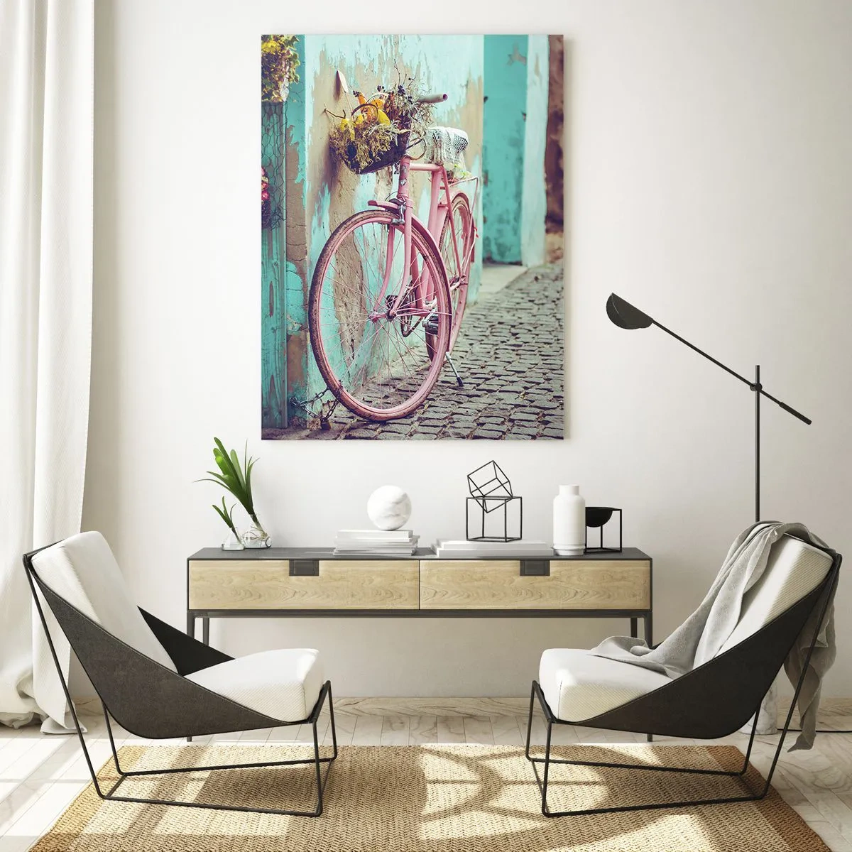 Cuadro sobre vidrio - Impresiones sobre Vidrio - Una bicicleta rosa apoyada contra una pared con flores en cestas, sobre un fondo pastel. - 50x70cm - Ahora mismo vuelvo - Decoración de pared moderna para salón y dormitorio ARTTOR