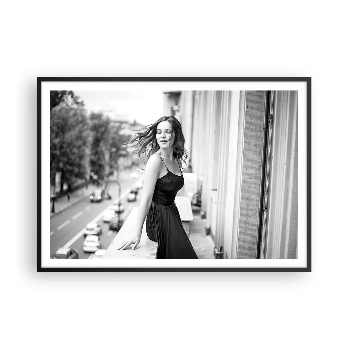 Póster en marco negro - Fotografía en blanco y negro de una mujer en un balcón. - 100x70cm - Ciertamente, parisina - Decoración de pared moderna para salón y dormitorio ARTTOR
