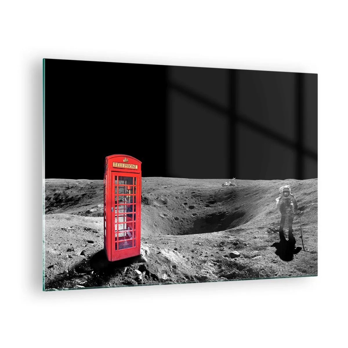 Cuadro sobre vidrio - Impresiones sobre Vidrio - Una cabina telefónica roja en la superficie lunar con un astronauta. - 70x50cm - Una broma cósmica - Decoración de pared moderna para salón y dormitorio ARTTOR