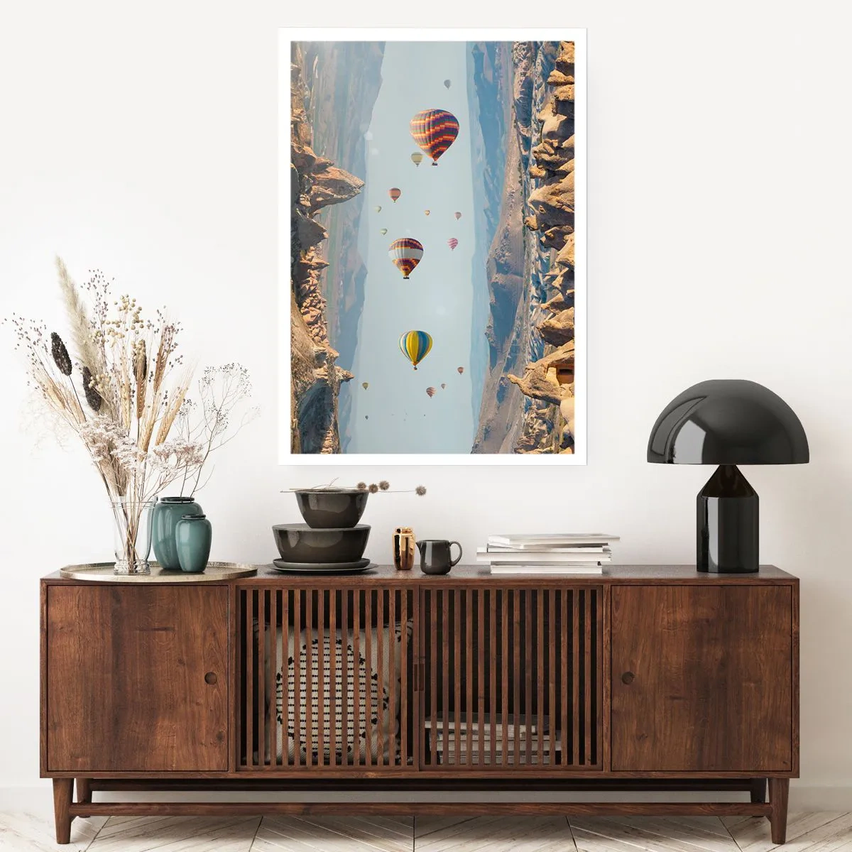 Póster - Globos aerostáticos flotando sobre terreno rocoso - 50x70cm - Aquí todo es posible - Decoración de pared moderna para salón y dormitorio ARTTOR