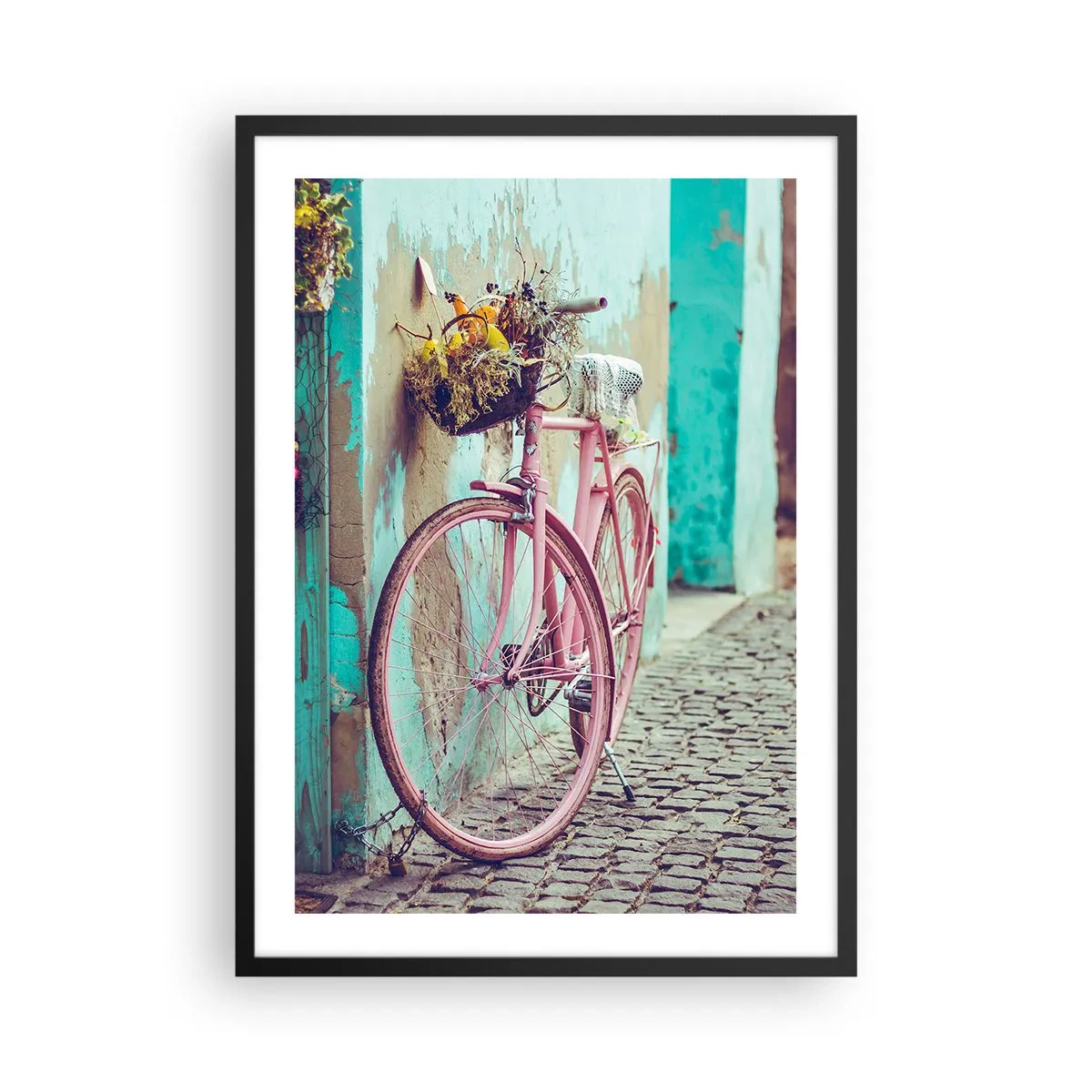 Póster en marco negro - Una bicicleta rosa con una cesta en una calle rústica. - 50x70cm - Ahora mismo vuelvo - Decoración de pared moderna para salón y dormitorio ARTTOR