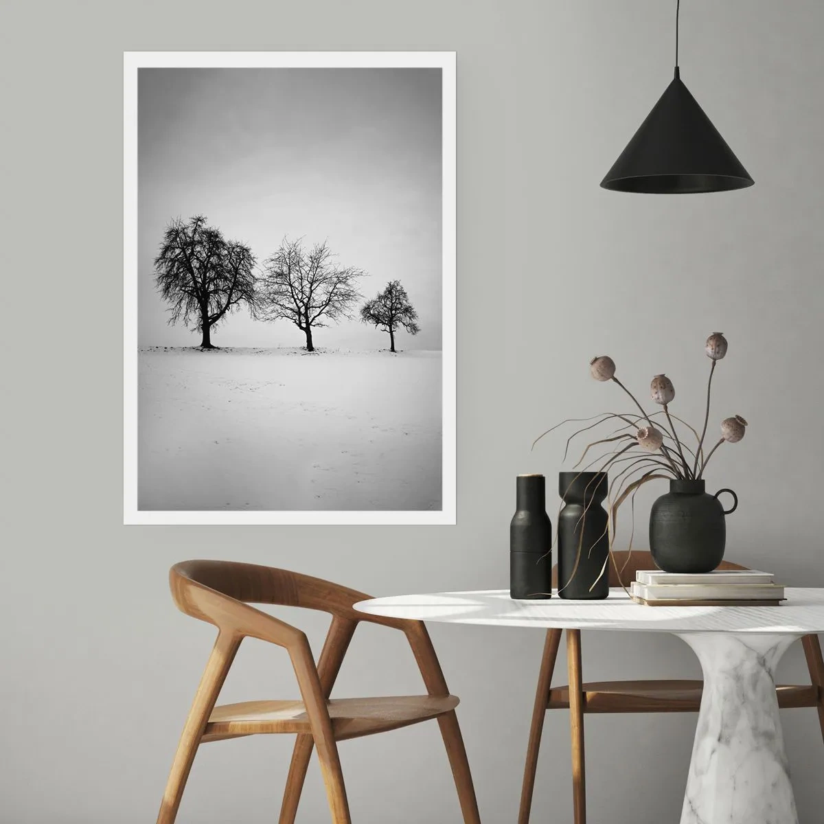 Póster - Tres árboles en un campo nevado en blanco y negro - 50x70cm - ¿Con qué sueñan? - Decoración de pared moderna para salón y dormitorio ARTTOR