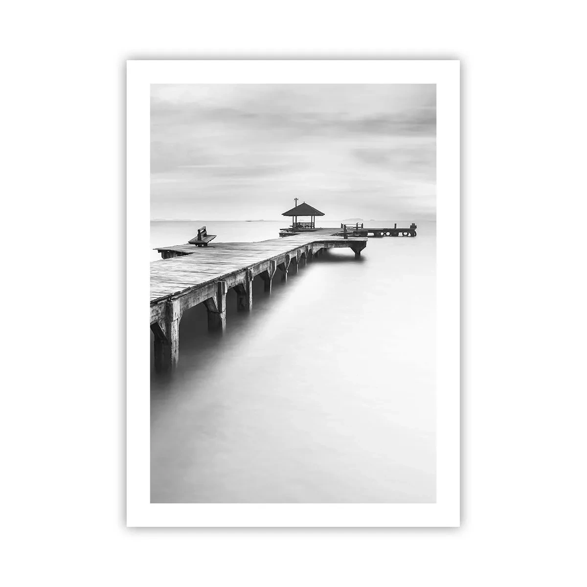Póster - Un muelle blanco y negro sobre un mar en calma. - 50x70cm - Lejos - Decoración de pared moderna para salón y dormitorio ARTTOR