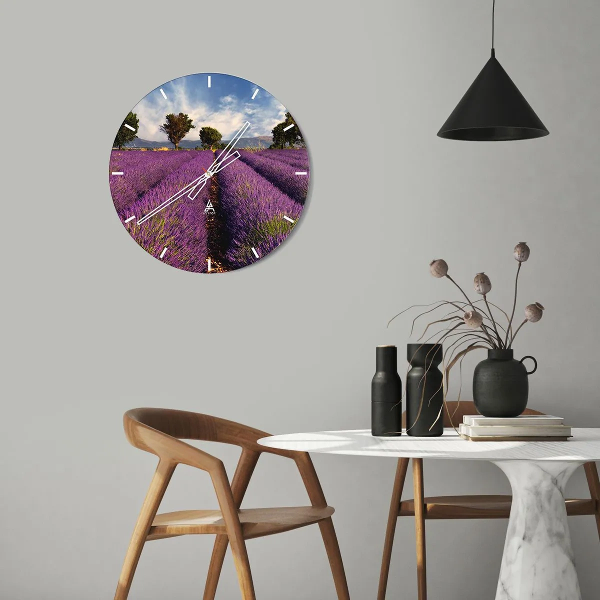 Reloj de pared - Reloj de vidrio - Un campo de lavanda con vistas a las montañas. - 30x30cm - Campos de lavanda - Decoración de pared moderna para salón, cocina y dormitorio ARTTOR