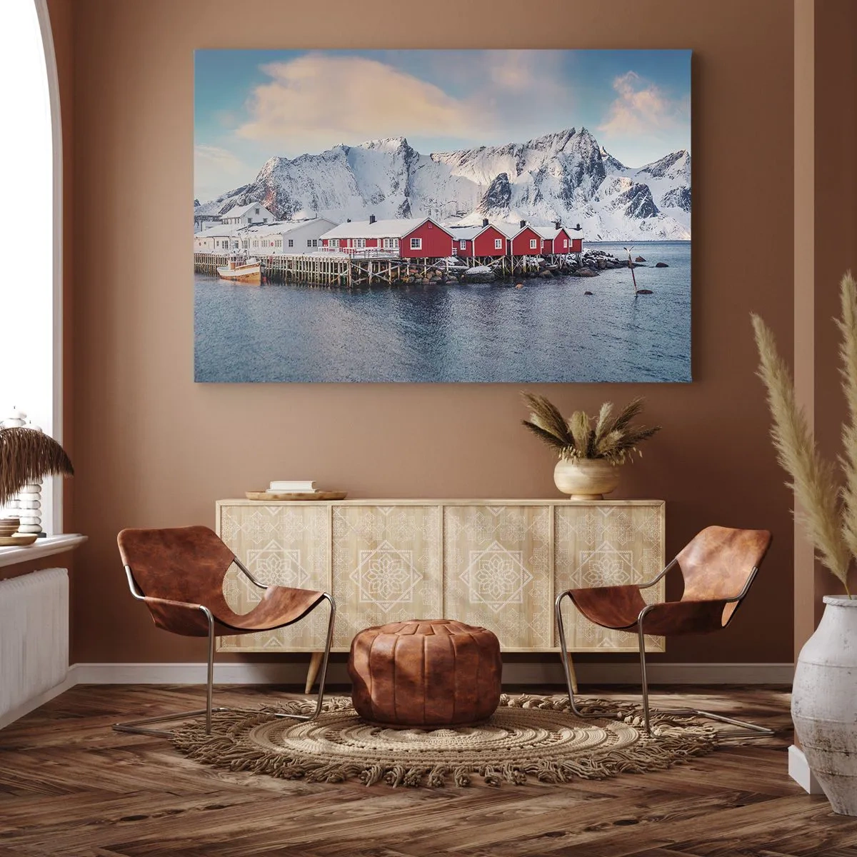 Cuadro sobre lienzo - Impresión de Imagen - Casas rojas con el telón de fondo de montañas nevadas y el mar azul. - 70x50cm - Un retiro en el norte - Decoración de pared moderna para salón y dormitorio ARTTOR
