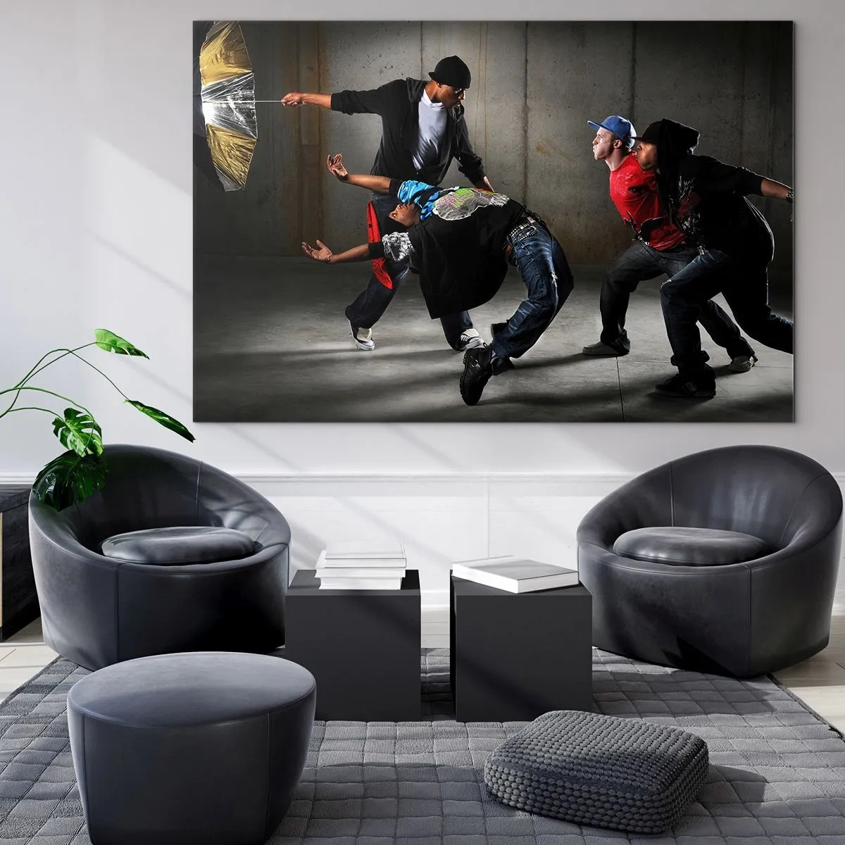 Cuadro sobre vidrio - Impresiones sobre Vidrio - Un grupo de bailarines en una pose dinámica sobre un fondo industrial. - 70x50cm - Bailando con el viento de la calle - Decoración de pared moderna para salón y dormitorio ARTTOR