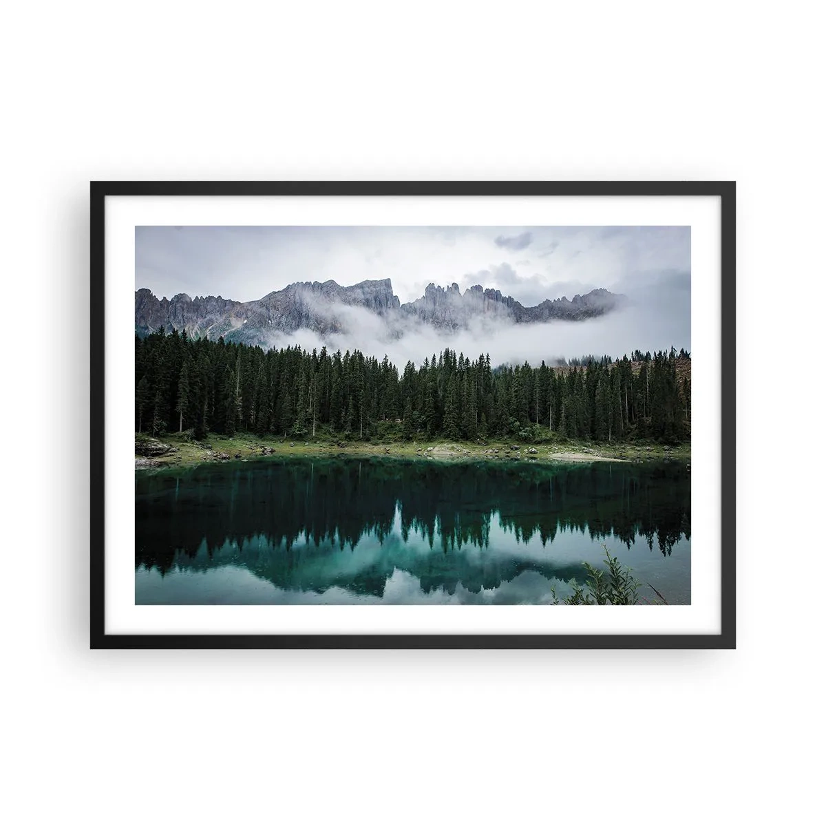 Póster en marco negro - Un paisaje de montaña con un bosque y un lago que refleja el cielo. - 70x50cm - Calla, calla, no despertemos al agua dormida.... - Decoración de pared moderna para salón y dormitorio ARTTOR