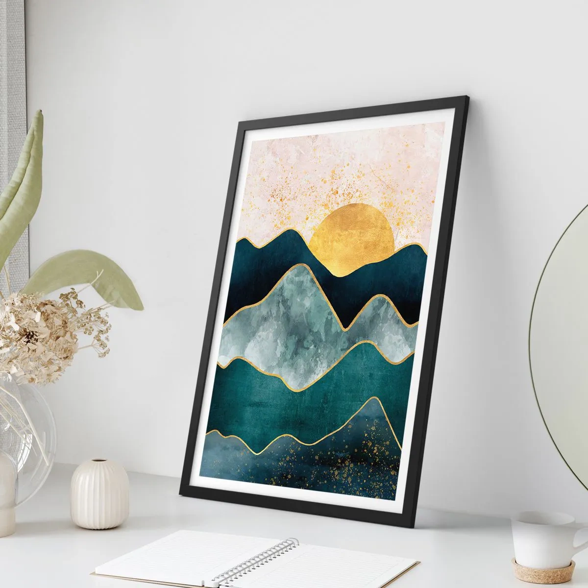 Póster en marco negro - Montañas abstractas y sol dorado al fondo. - 50x70cm - Más allá de las siete montañas - Decoración de pared moderna para salón y dormitorio ARTTOR