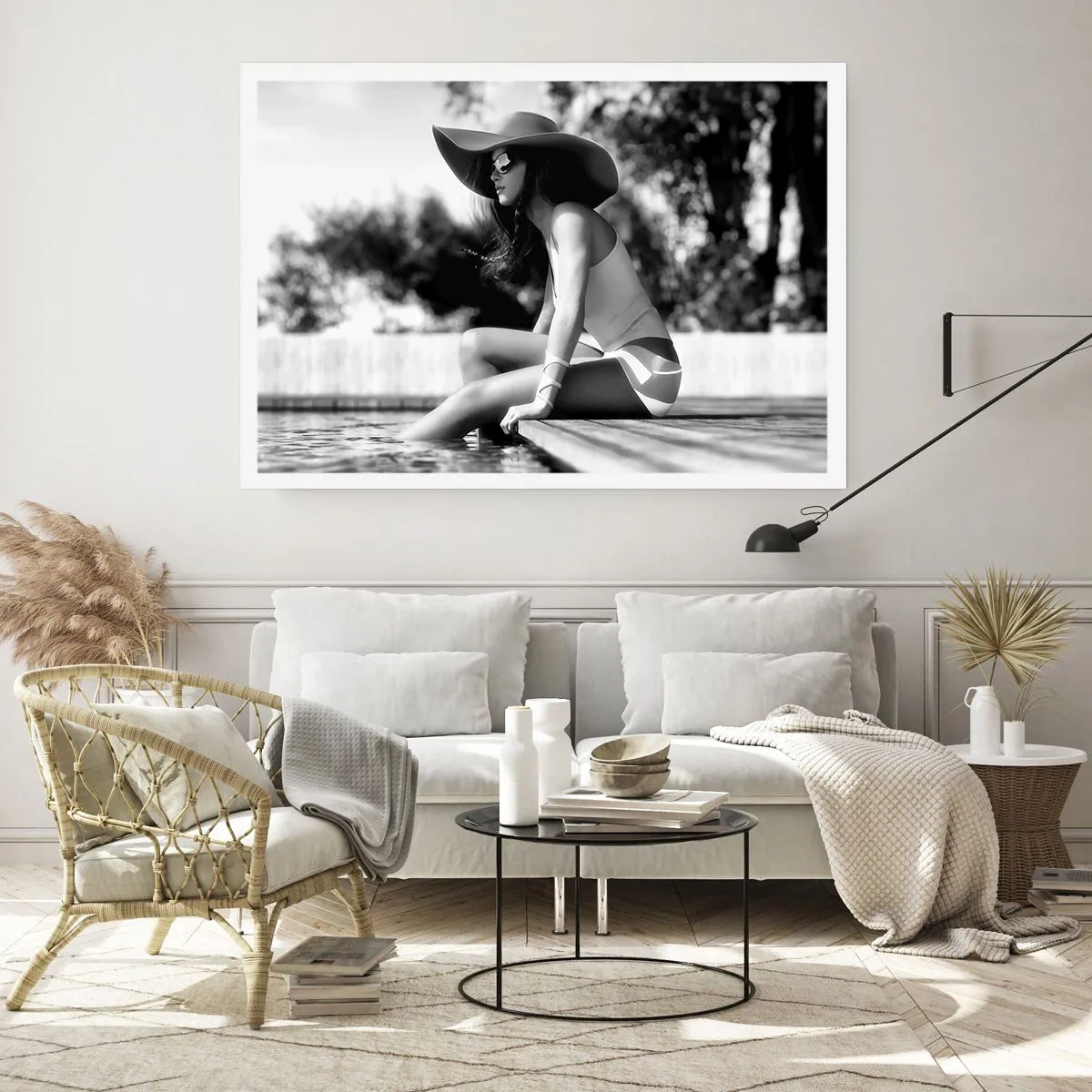 Póster - Mujer con sombrero junto a la piscina en blanco y negro - 100x70cm - Un sueño de verano - Decoración de pared moderna para salón y dormitorio ARTTOR