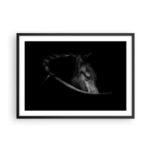 Póster en marco negro - Un retrato en blanco y negro de un caballo con un sutil juego de luces y sombras sobre un fondo oscuro. - 70x50cm - Príncipe negro - Decoración de pared moderna para salón y dormitorio ARTTOR