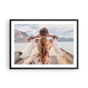 Póster en marco negro - Mujer en un barco con vistas a las montañas y al agua, estilo boho - 70x50cm - Rumbo a la felicidad - Decoración de pared moderna para salón y dormitorio ARTTOR