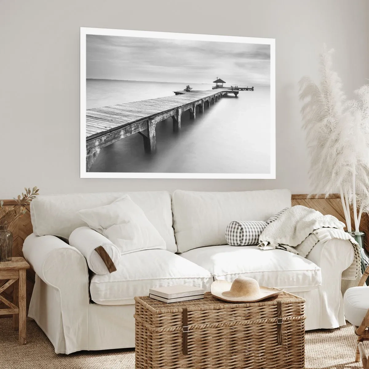 Póster - Una vista en blanco y negro de un muelle de madera sobre aguas tranquilas. - 100x70cm - Lejos - Decoración de pared moderna para salón y dormitorio ARTTOR