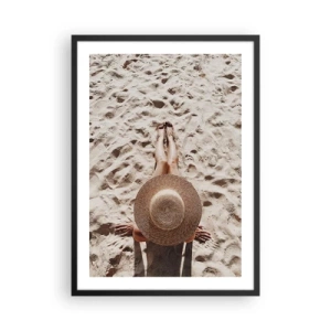 Póster en marco negro - Persona tomando el sol en la playa, vista superior con un sombrero grande contra la arena. - 50x70cm - Un tiempo de ensueño - Decoración de pared moderna para salón y dormitorio ARTTOR