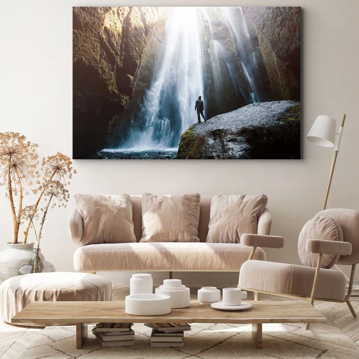 Cuadro sobre lienzo - Impresión de Imagen - Una figura con el telón de fondo de una majestuosa cascada en un desfiladero rocoso. - 70x50cm - Impresionante vista - Decoración de pared moderna para salón y dormitorio ARTTOR