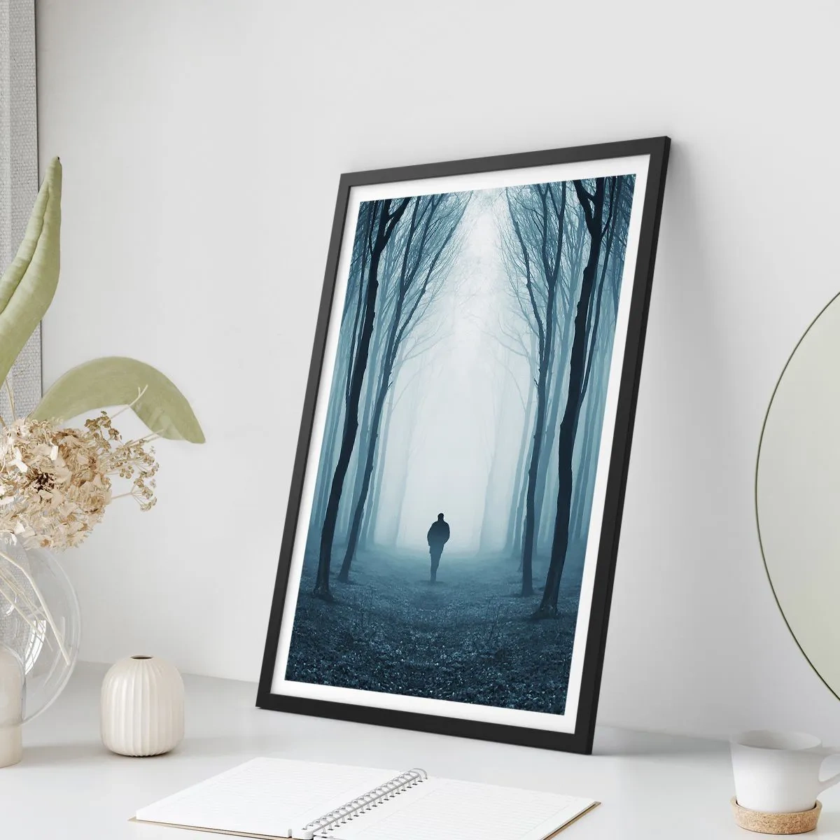 Póster en marco negro - Un hombre en un bosque brumoso, rodeado de árboles. - 50x70cm - Alto y claro - Decoración de pared moderna para salón y dormitorio ARTTOR