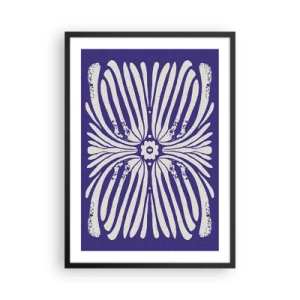 Póster en marco negro - Patrón floral retro simétrico sobre un fondo azul marino. - 50x70cm - Inspiraciones étnicas - Decoración de pared moderna para salón y dormitorio ARTTOR