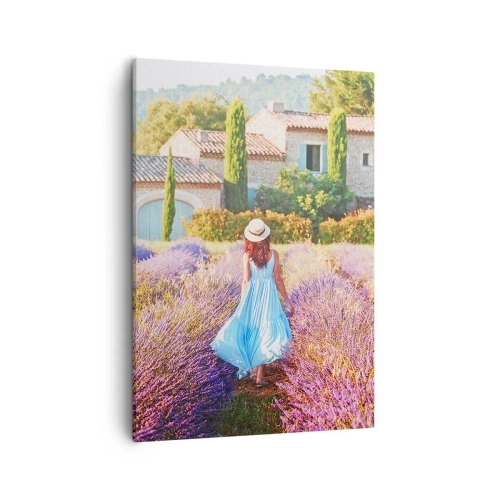 Cuadro sobre lienzo - Impresión de Imagen - Una mujer con un vestido azul caminando por un campo de lavanda con vistas a una casa. - 50x70cm - La chica de la lavanda - Decoración de pared moderna para salón y dormitorio ARTTOR