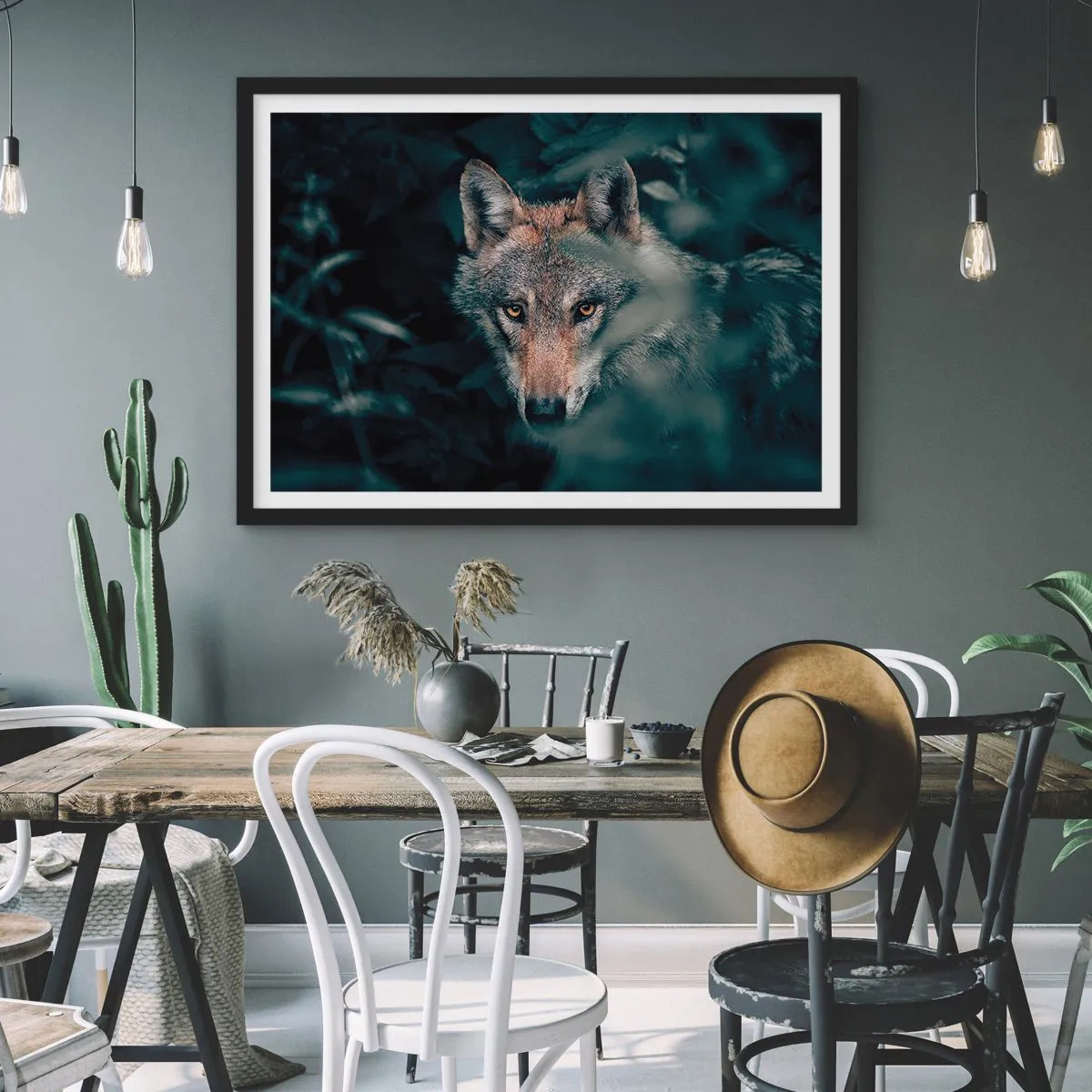Póster en marco negro - Un lobo en su entorno natural, mirando desde las profundidades del bosque. - 100x70cm - Cazador - Decoración de pared moderna para salón y dormitorio ARTTOR