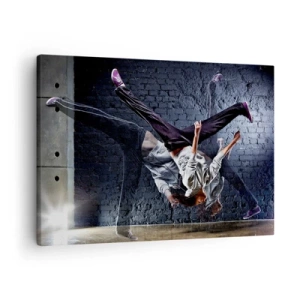 Cuadro sobre lienzo - Impresión de Imagen - Una bailarina en un salto dinámico contra una pared de ladrillos. - 70x50cm - Estrella de la calle - Decoración de pared moderna para salón y dormitorio ARTTOR