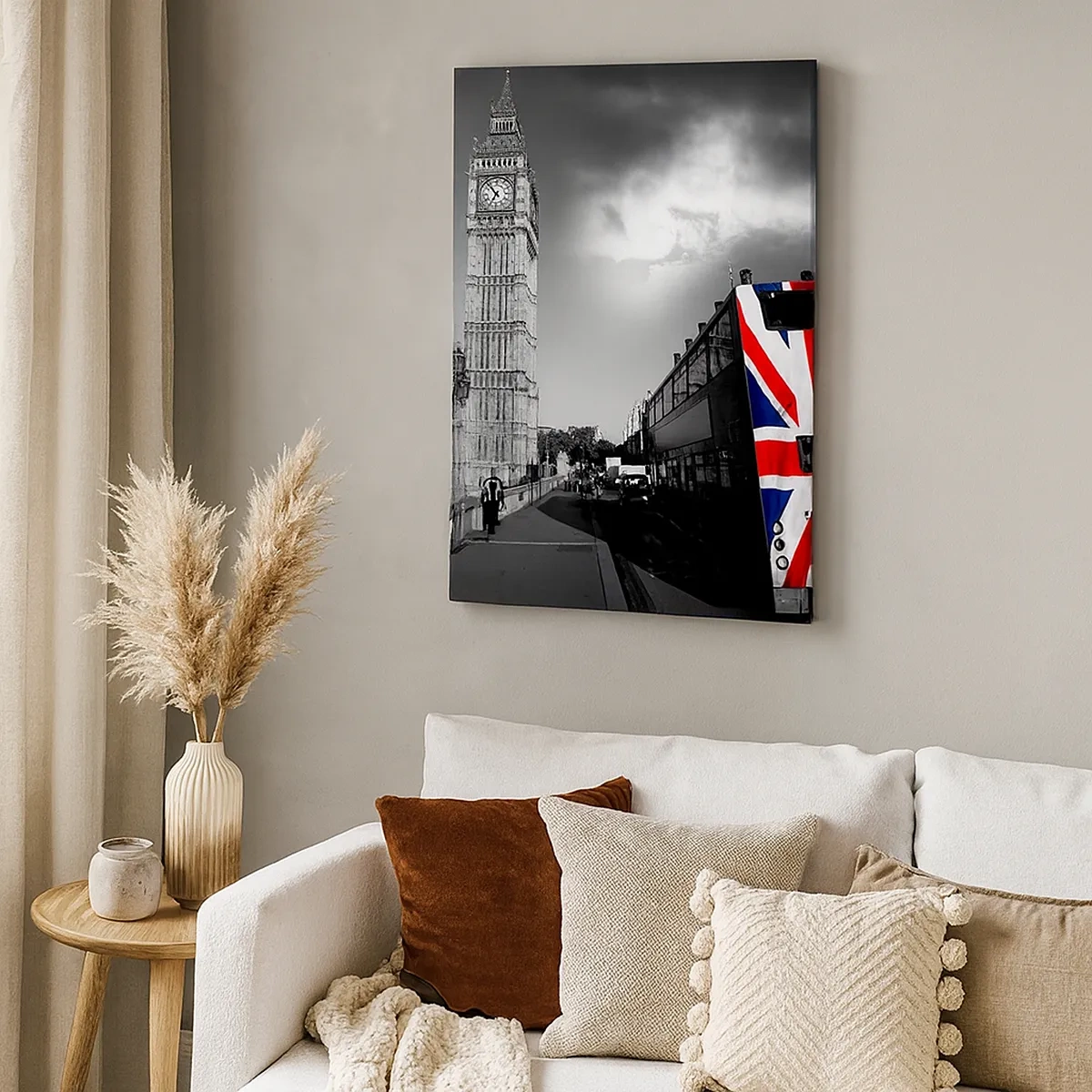 Cuadro sobre lienzo - Impresión de Imagen - El Big Ben y un autobús con una bandera británica sobre un fondo blanco y negro - 50x70cm - Orgullosa y grandiosa - Decoración de pared moderna para salón y dormitorio ARTTOR