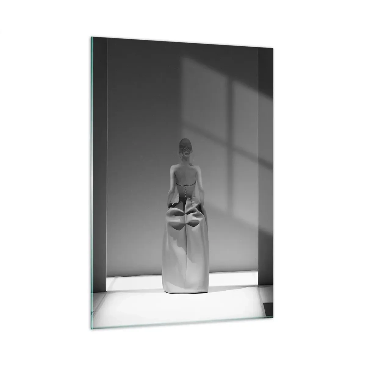 Cuadro sobre vidrio - Impresiones sobre Vidrio - Una fotografía en blanco y negro de una mujer con un vestido sobre un fondo de luz. - 50x70cm - Sencillez refinada - Decoración de pared moderna para salón y dormitorio ARTTOR