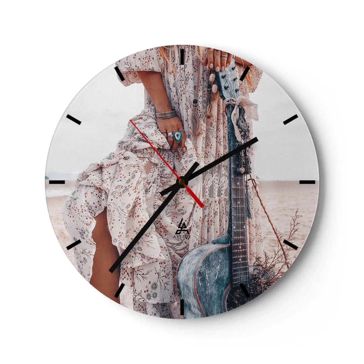 Reloj de pared - Reloj de vidrio - Estilo boho con una guitarra en la playa y un vestido floral. - 30x30cm - Una flor en el camino - Decoración de pared moderna para salón, cocina y dormitorio ARTTOR