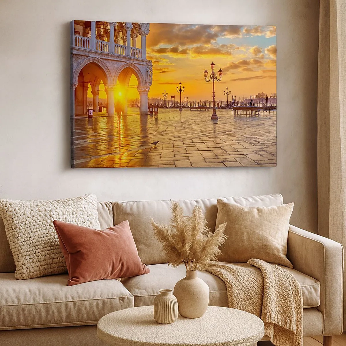 Cuadro sobre lienzo - Impresión de Imagen - Atardecer dorado en la plaza de la ciudad con arcadas y farolas - 70x50cm - ¿Dónde están todos? - Decoración de pared moderna para salón y dormitorio ARTTOR