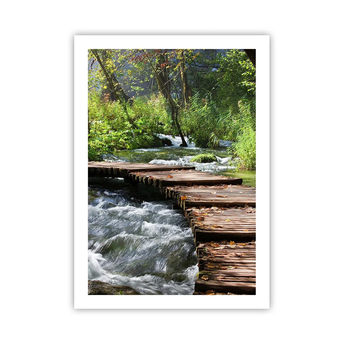 Póster - Un puente de madera sobre un arroyo caudaloso - 50x70cm - Sobre una cascada de espuma - Decoración de pared moderna para salón y dormitorio ARTTOR