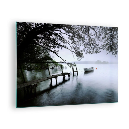 Cuadro sobre vidrio - Impresiones sobre Vidrio - Un embarcadero de madera sobre un lago brumoso con un barco al fondo. - 70x50cm - Ya estás descansando - Decoración de pared moderna para salón y dormitorio ARTTOR