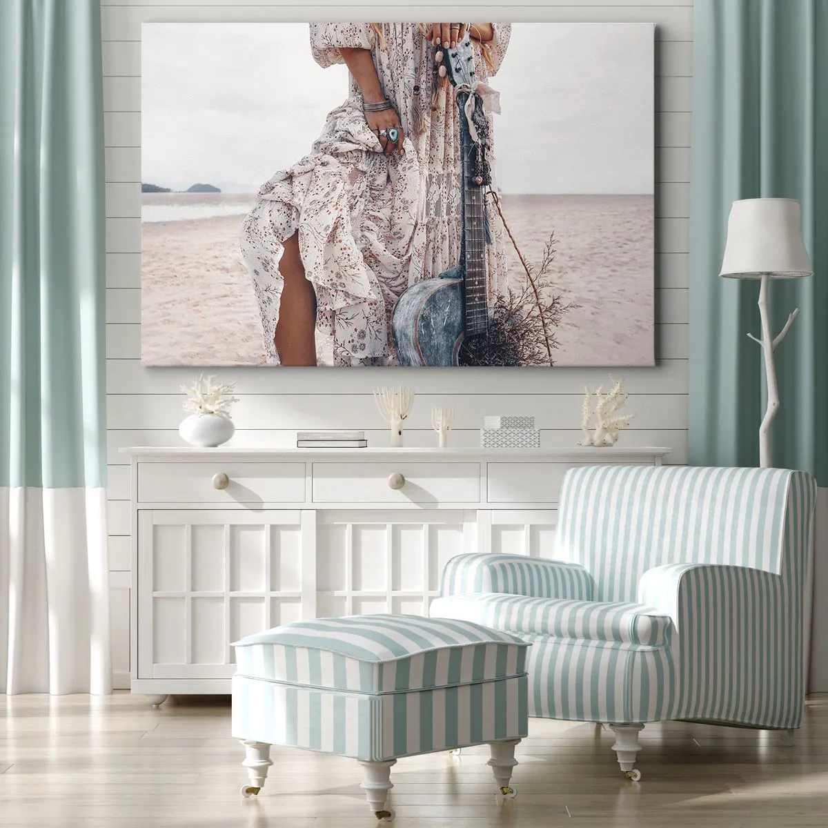 Cuadro sobre lienzo - Impresión de Imagen - Mujer de estilo boho con guitarra en la playa - 70x50cm - Una flor en el camino - Decoración de pared moderna para salón y dormitorio ARTTOR