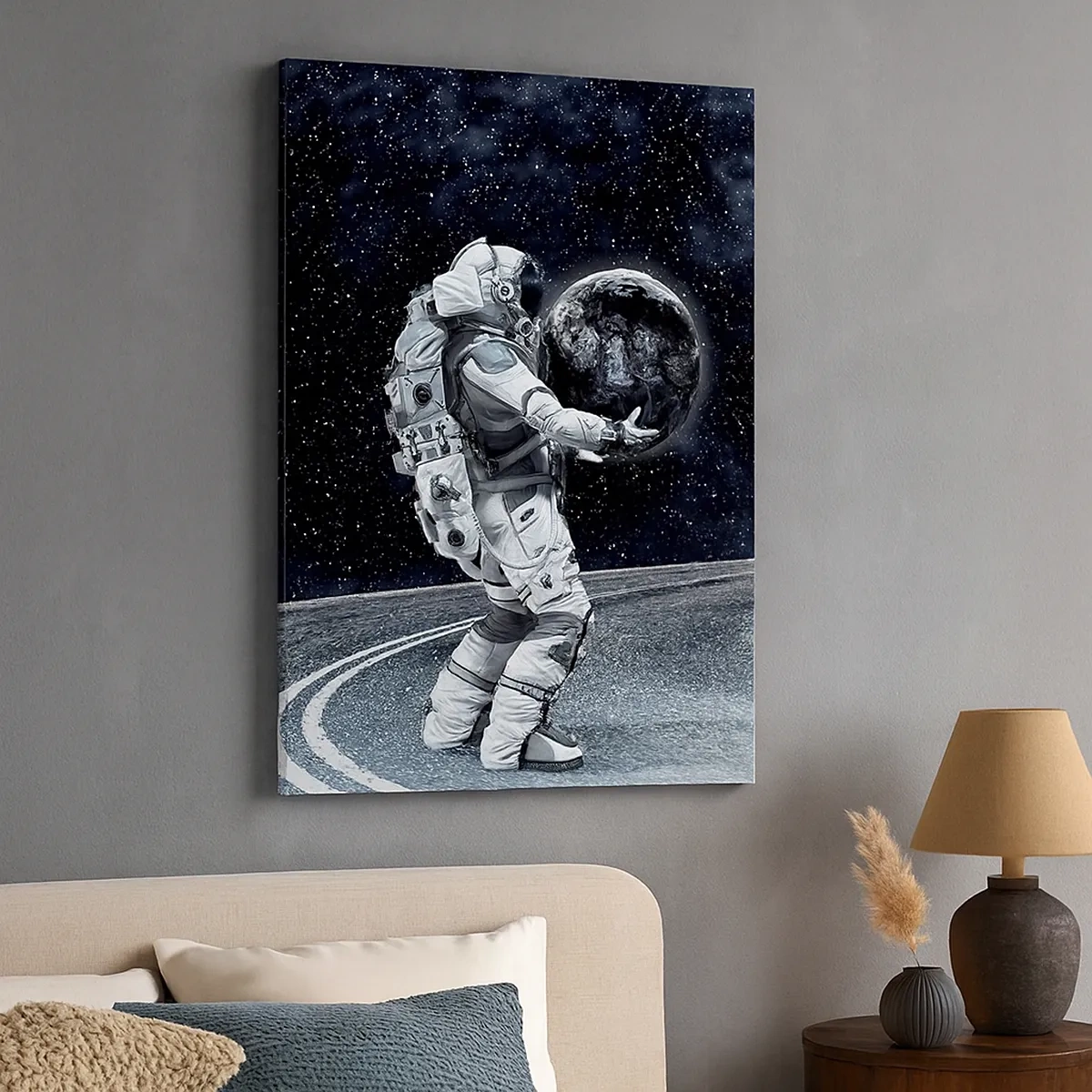 Cuadro sobre lienzo - Impresión de Imagen - Astronauta con la Tierra contra el cielo estrellado - 50x70cm - En la Vía Láctea - Decoración de pared moderna para salón y dormitorio ARTTOR