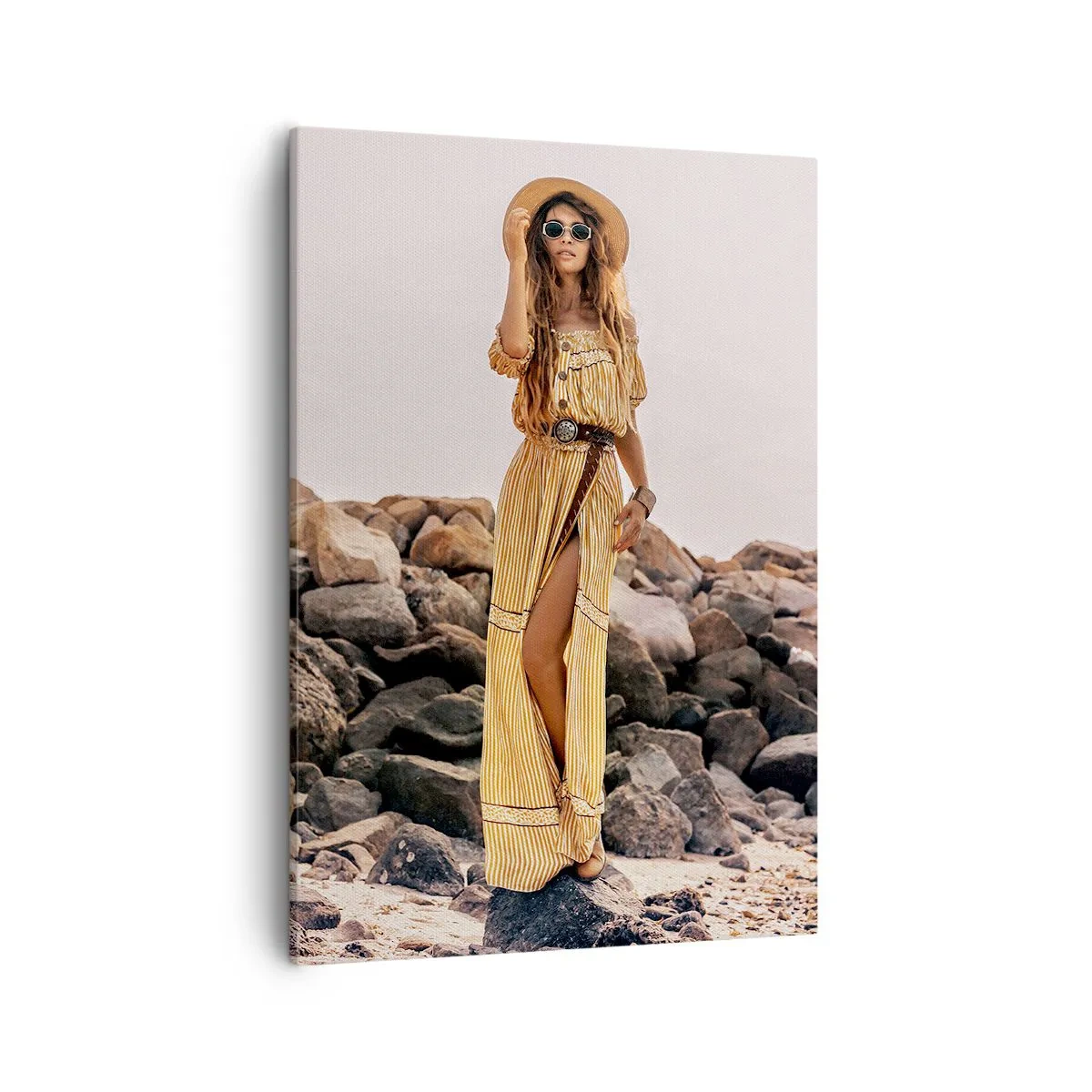 Cuadro sobre lienzo - Impresión de Imagen - Una mujer con estilo boho sobre un fondo de playa rocosa. - 50x70cm - La magia de las piedras - Decoración de pared moderna para salón y dormitorio ARTTOR