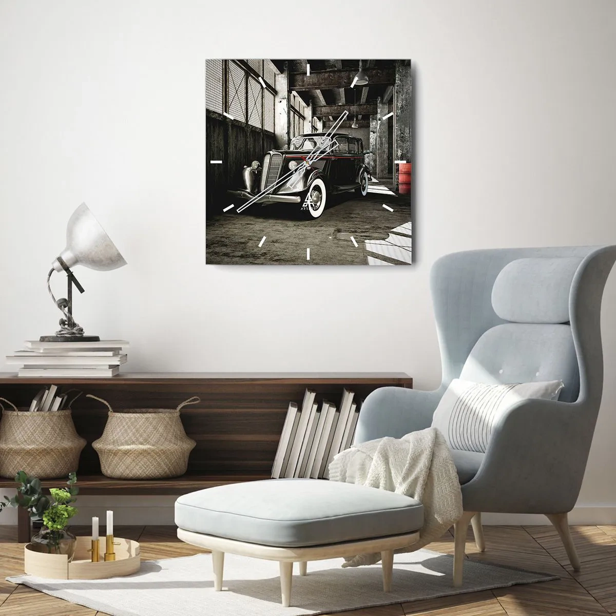 Reloj de pared - Reloj de vidrio - Un elegante coche retro en un almacén rústico - 30x30cm - La elegancia perdurable de los años 30. - Decoración de pared moderna para salón y dormitorio ARTTOR