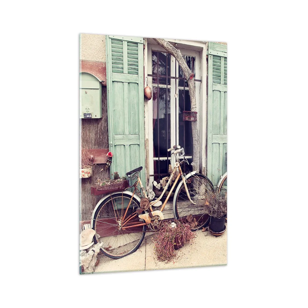 Cuadro sobre vidrio - Impresiones sobre Vidrio - Bicicletas antiguas frente a una puerta de madera con contraventanas en tonos pastel. - 70x100cm - La vida rural - Decoración de pared moderna para salón y dormitorio ARTTOR