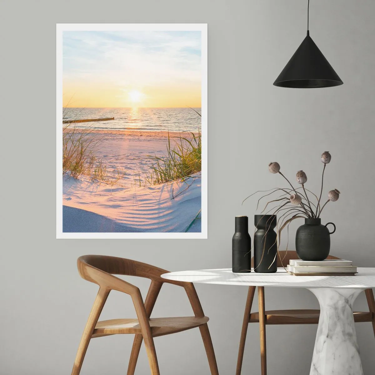Póster - Playa al atardecer con vistas al mar - 50x70cm - El sonido del mar, el canto de los pájaros, una playa virgen entre las dunas... - Decoración de pared moderna para salón y dormitorio ARTTOR
