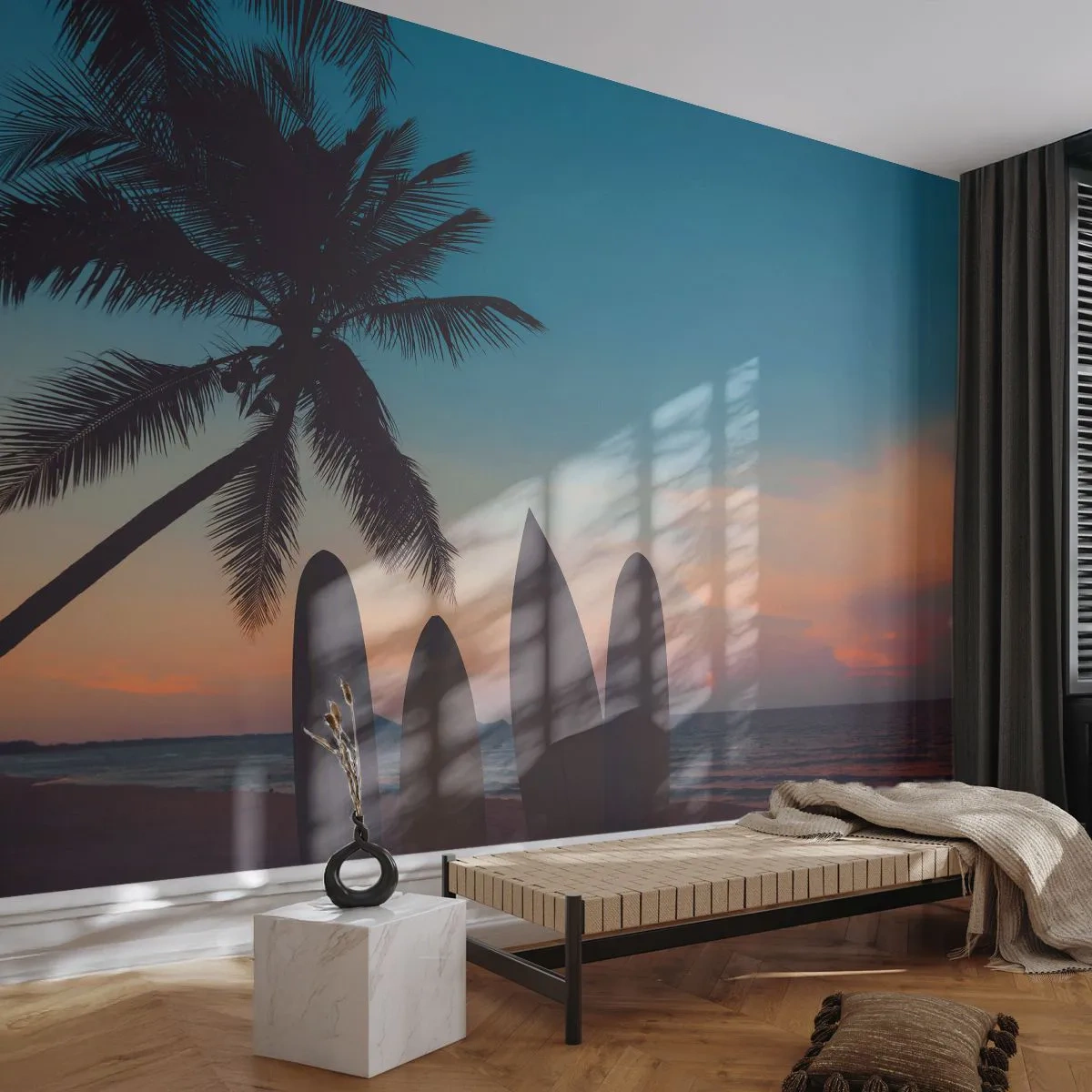 Fotomural Premium Sand - Palmera y tablas de surf con el atardecer como fondo - 100x70cm - Mañana también disfrutaremos - Decoración de pared moderna para salón y dormitorio ARTTOR