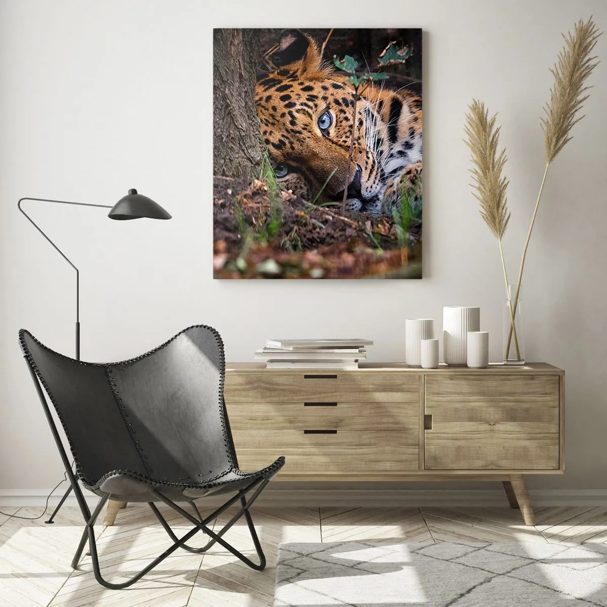 Cuadro sobre vidrio - Impresiones sobre Vidrio - Un jaguar tendido en el suelo, mirando tranquilamente a la cámara. - 50x70cm - Confía en mí - Decoración de pared moderna para salón y dormitorio ARTTOR