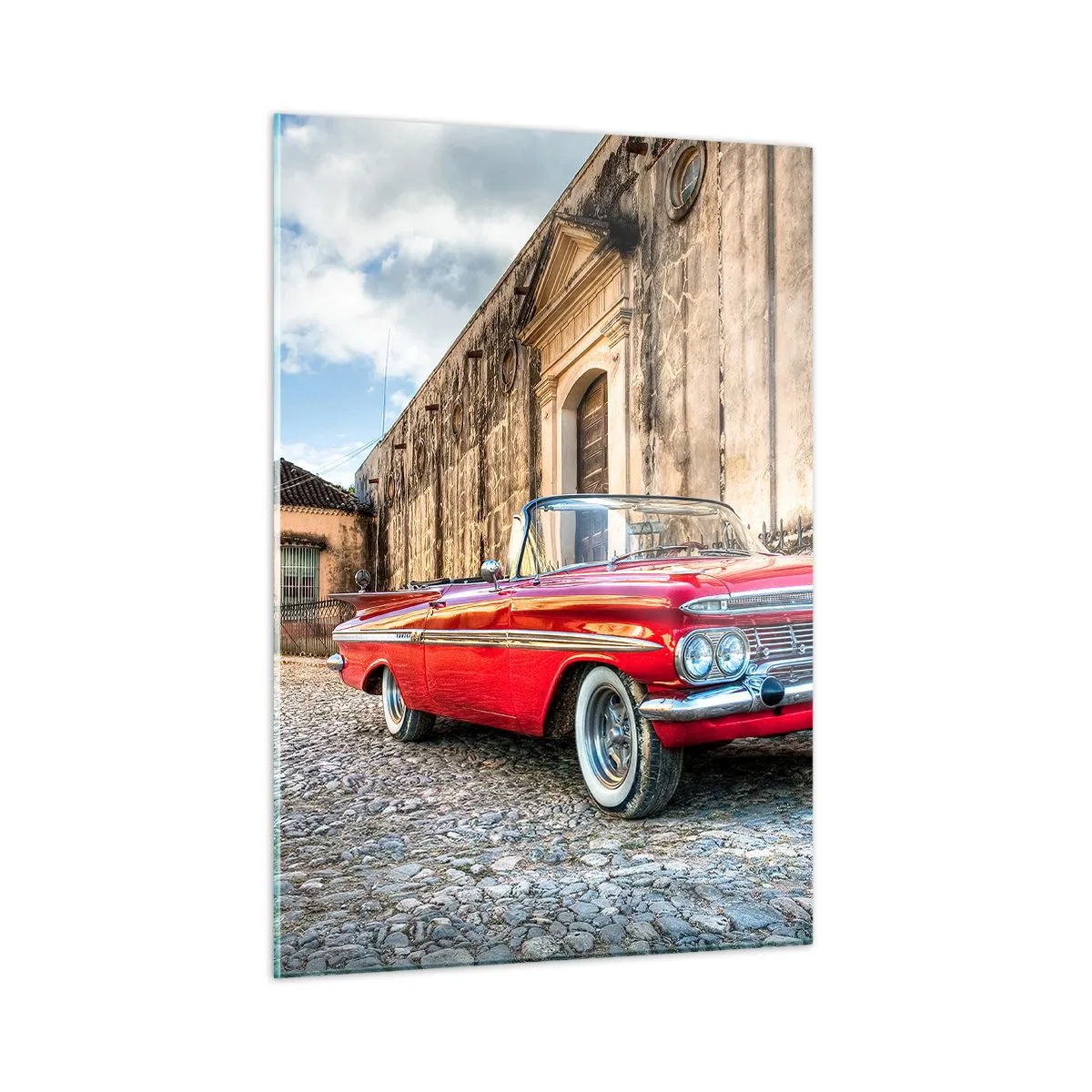 Cuadro sobre vidrio - Impresiones sobre Vidrio - Un clásico convertible rojo en una calle adoquinada en un entorno retro. - 50x70cm - Emociones cubanas - Decoración de pared moderna para salón y dormitorio ARTTOR