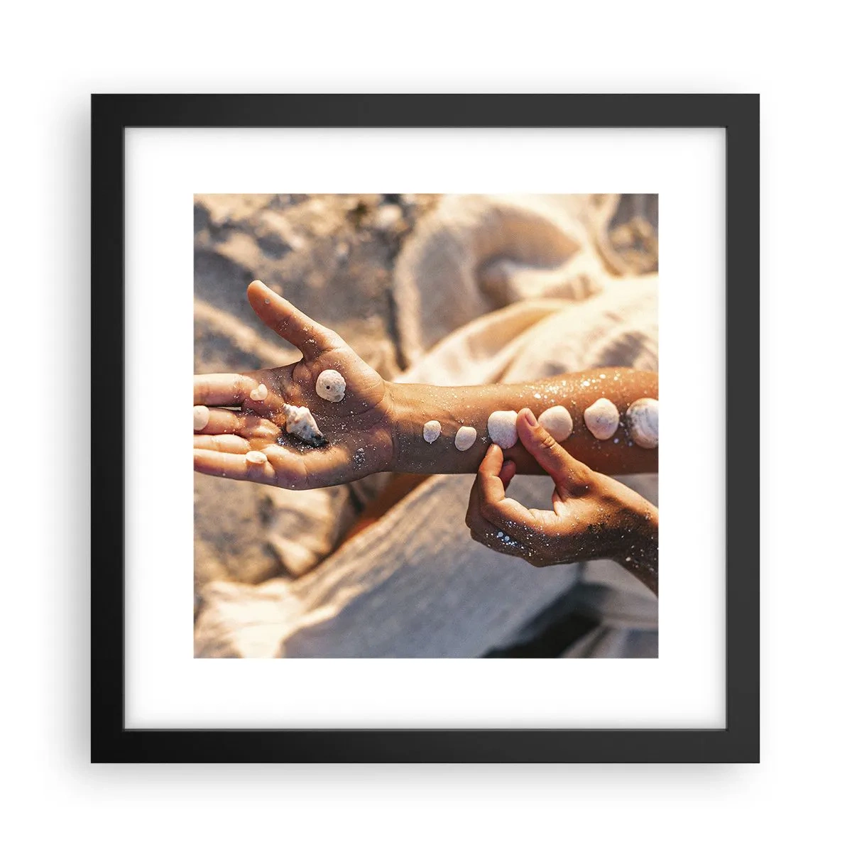 Póster en marco negro - La belleza al alcance de la mano - 30x30 cm