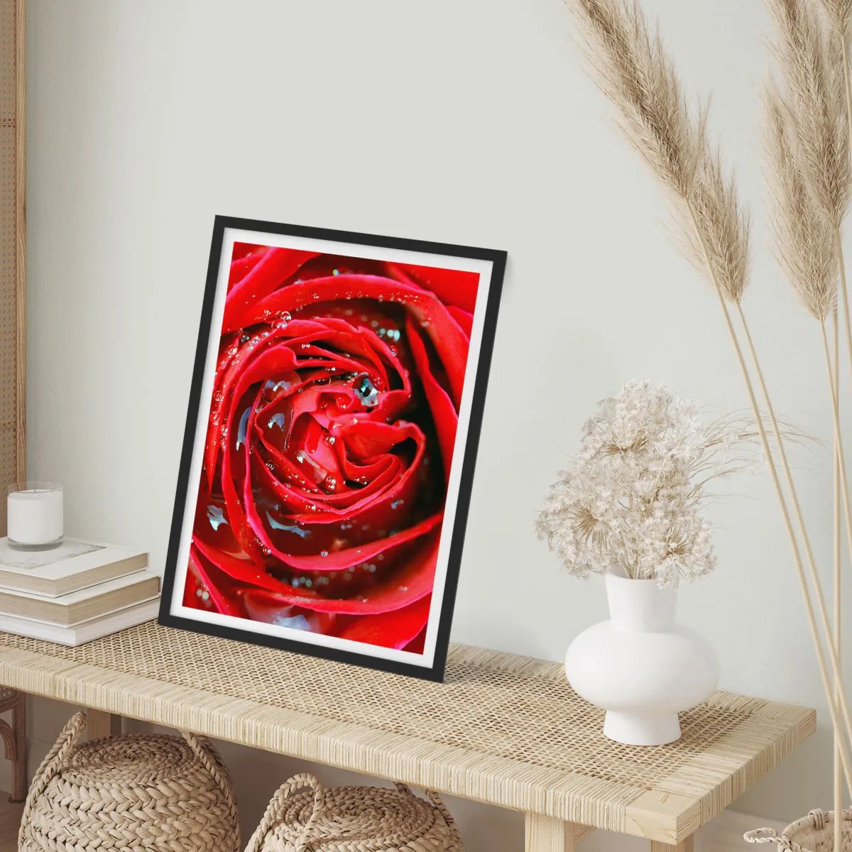 Póster en marco negro - Primer plano de una rosa roja con gotas de agua. - 50x70cm - En gotas de rocío - Decoración de pared moderna para salón y dormitorio ARTTOR