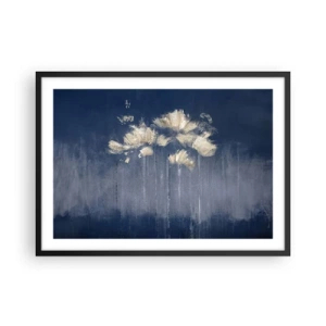 Póster en marco negro - Delicadas flores sobre fondo azul. - 70x50cm - Como pétalos al viento - Decoración de pared moderna para salón y dormitorio ARTTOR