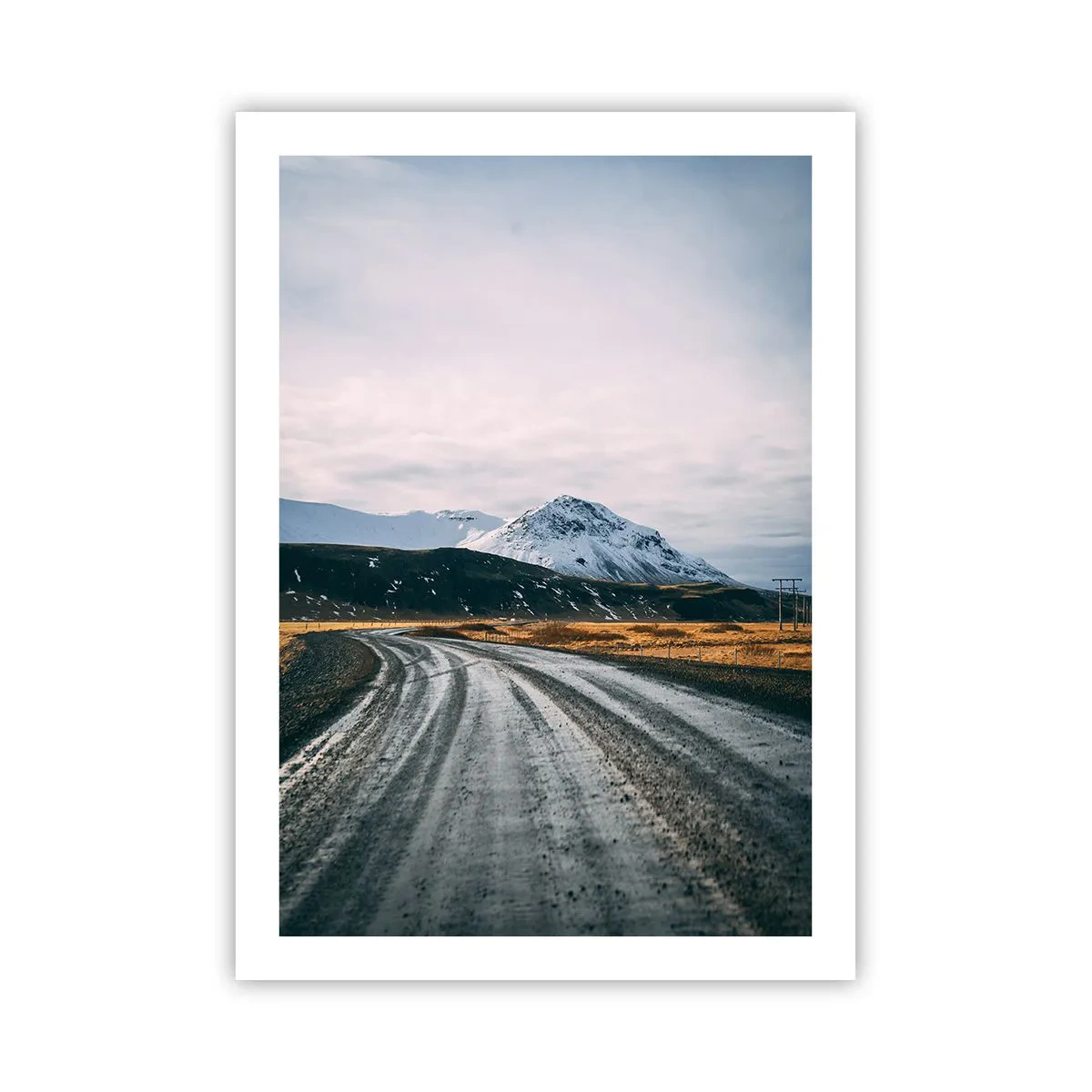 Póster - Un camino que conduce hacia las montañas cubiertas de nieve. - 50x70cm - En el ambiente islandés - Decoración de pared moderna para salón y dormitorio ARTTOR