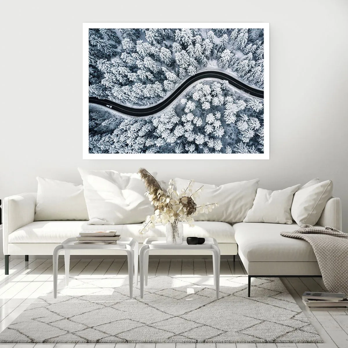 Póster - Una vista de pájaro de un camino sinuoso en un bosque invernal. - 100x70cm - A través de un bosque invernal - Decoración de pared moderna para salón y dormitorio ARTTOR