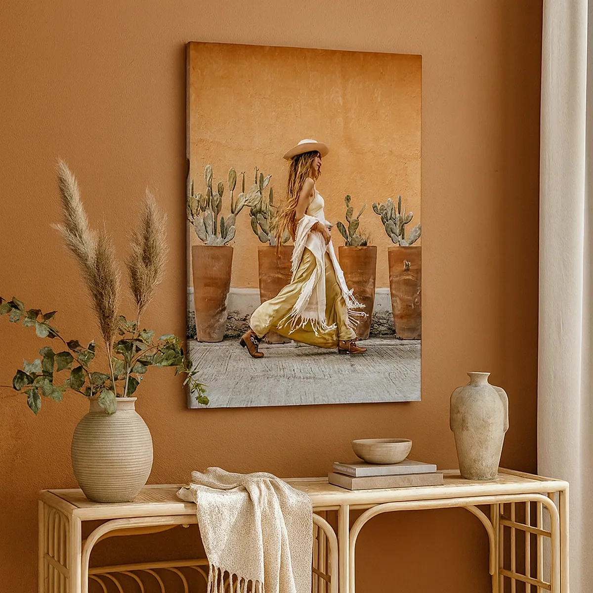 Cuadro sobre lienzo - Impresión de Imagen - Una mujer en estilo boho con macetas de cactus al fondo. - 50x70cm - Estilo hippie - Decoración de pared moderna para salón y dormitorio ARTTOR